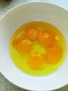 Make Autumn steamed eggs step 1
