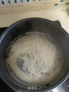 Make Garlic lobster noodles step 1