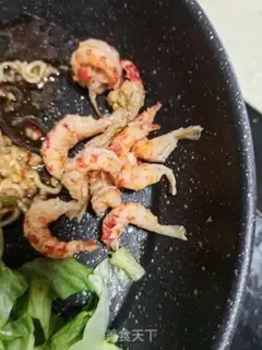 Make Garlic lobster noodles step 4