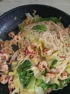 Make Garlic lobster noodles step 8