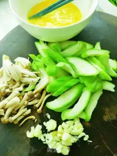 Make Egg melon soup step 1