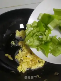 Make Pretzel fried eggs step 3