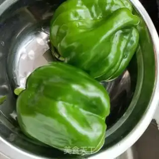 Make Wrinkled peppers and fat pig hoofs step 0