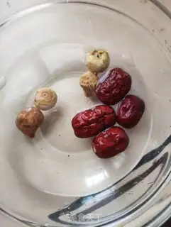 Make A rooster with figs and dates step 0