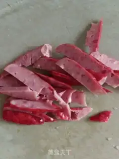 Make Eggs, sausage, river powder step 1