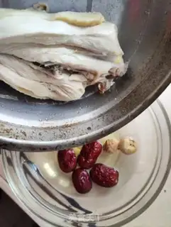 Make A rooster with figs and dates step 2