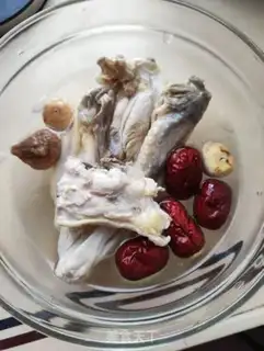 Make A rooster with figs and dates step 3
