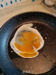Make Eggs, sausage, river powder step 3