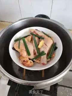 Make A rooster with figs and dates step 4