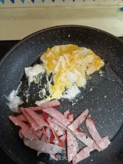 Make Eggs, sausage, river powder step 4