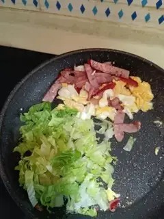 Make Eggs, sausage, river powder step 5