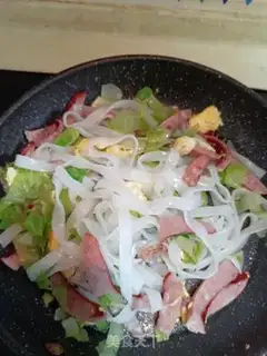 Make Eggs, sausage, river powder step 8