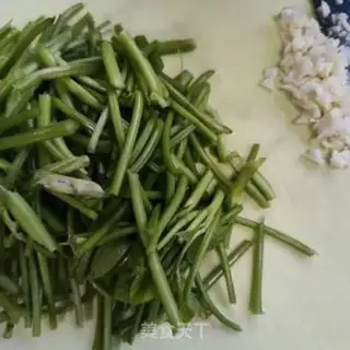 Make Garlic greasy potato leaves step 1