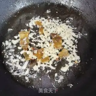 Make Garlic greasy potato leaves step 2