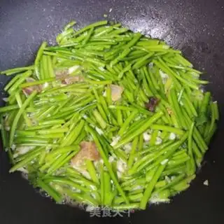 Make Garlic greasy potato leaves step 3