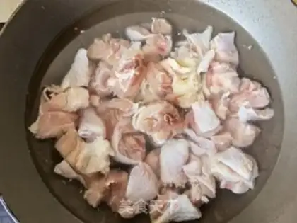 Make Potato-cooked chicken leg step 1