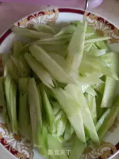 Make cucumber fried meat step 1
