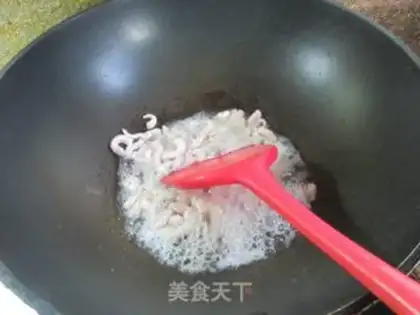 Make The gravy is white and a thousand packs step 3