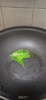 Make The gravy is white and a thousand packs step 4