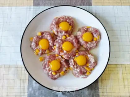 Make Meatloaf eggs step 5