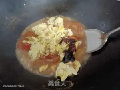 Make Tomato fried eggs step 5