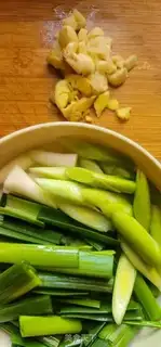 Make Garlic sprouts step 1
