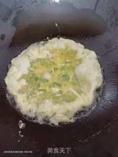 Make Onions, fried eggs step 1