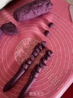 Make Grape buns step 1