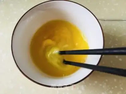 Make Scrambled eggs step 1