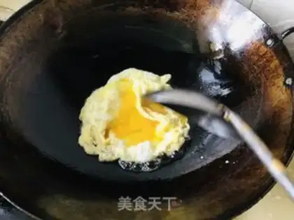 Make Scrambled eggs step 2