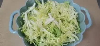 Make A chrysanthel salad step 0