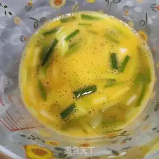Make Tomato fried eggs step 1