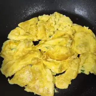 Make Tomato fried eggs step 3