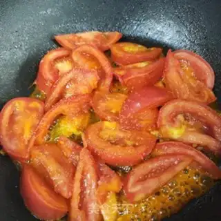 Make Tomato fried eggs step 4