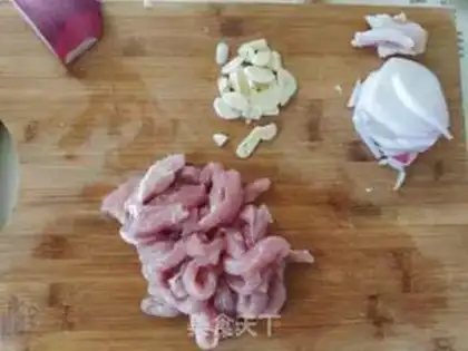 Make Black pepper onion fried pork step 1