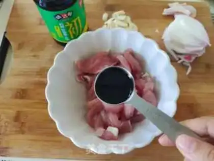 Make Black pepper onion fried pork step 2