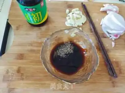 Make Black pepper onion fried pork step 3