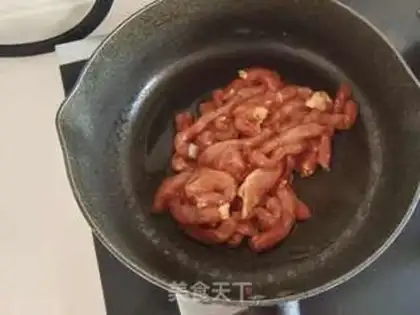 Make Black pepper onion fried pork step 4