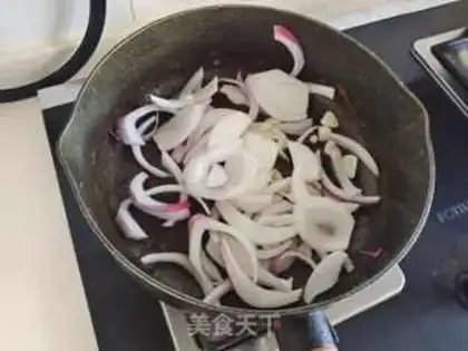 Make Black pepper onion fried pork step 5