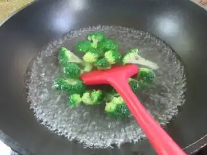 Make Shrimp fragrance and broccoli step 2