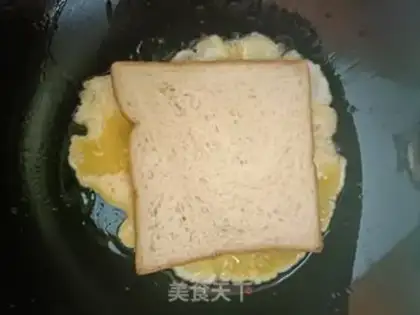 Make Egg fried toast step 4
