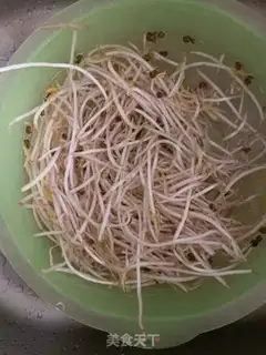 Make Saltwater green bean sprouts step 0