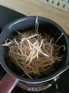 Make Saltwater green bean sprouts step 1