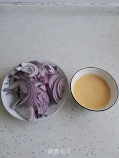 Make Onion head fried eggs step 1