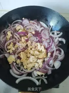 Make Onion head fried eggs step 4