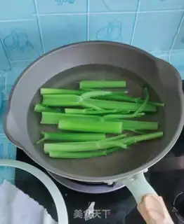Make Celery pork buns step 1