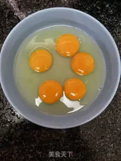 Make Tomato fried eggs step 2