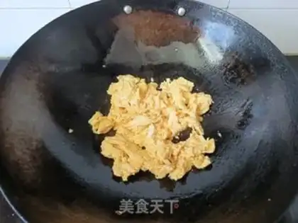 Make Scrambled eggs step 1