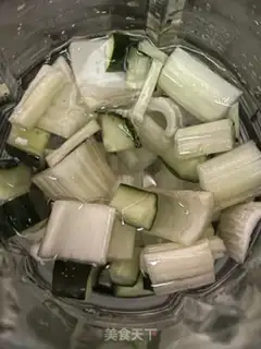 Make Celery cucumber juice step 4