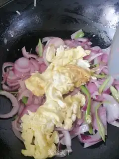Make Onion fried eggs step 4